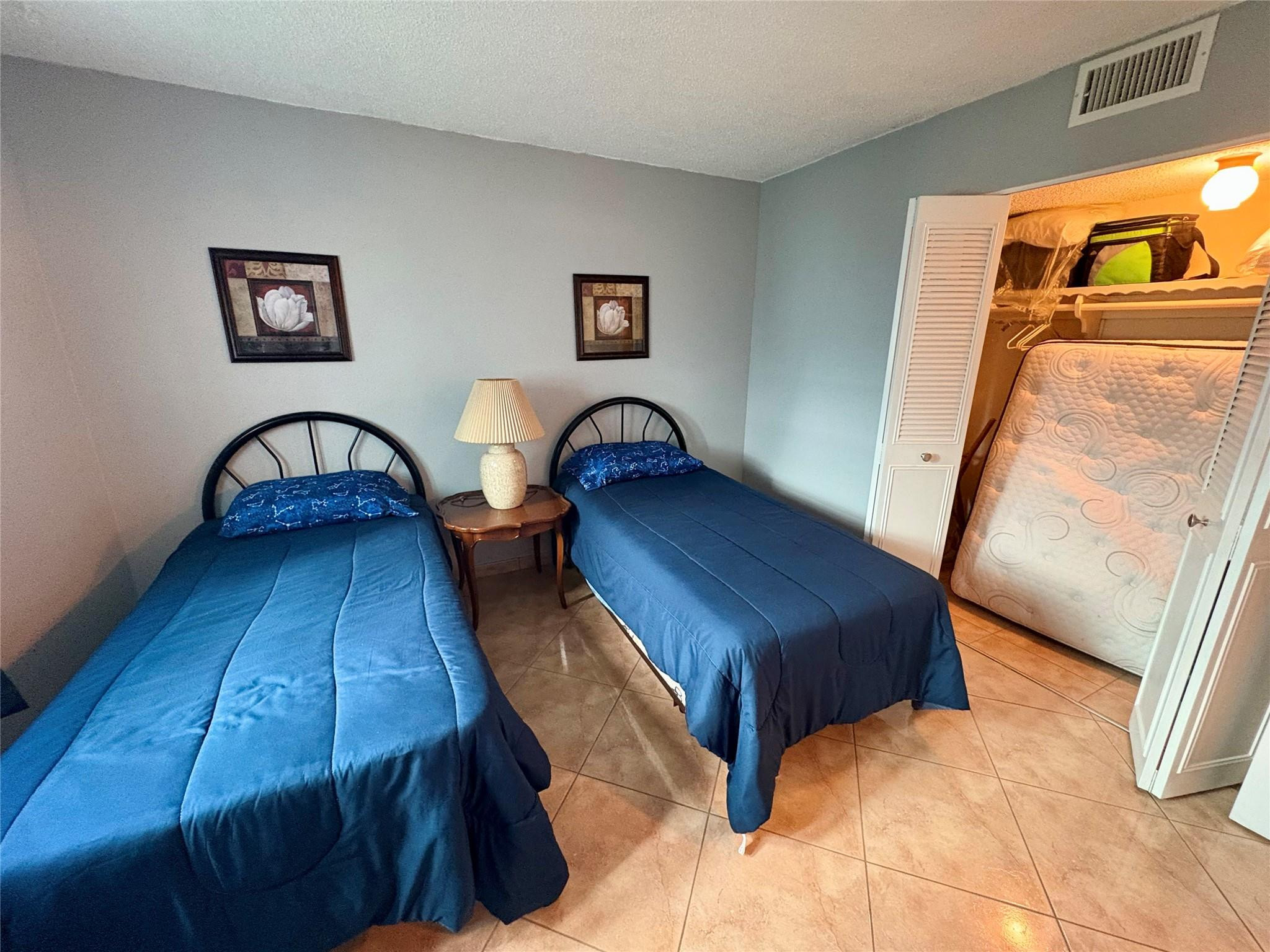 EMERALD CONDO - Residential