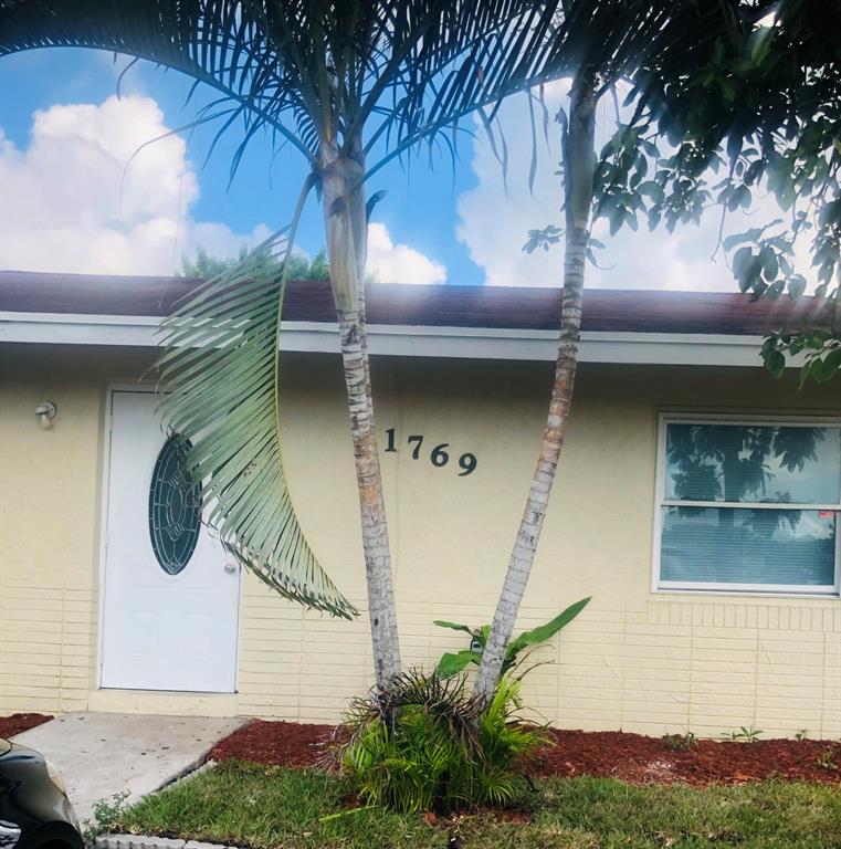 Beautiful Villa located in the heart of West Palm Beach with new stainless steel appliances. Modern kitchen and cabinets, laundry inside, driveway for two cars. Massive Backyard with lots of room to play. Close to Supermarkets, Schools, Shopping Centers, Gas Stations, Wellington Mall Center and just a few minutes away from the beaches.
