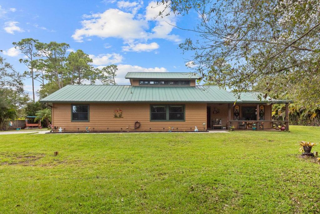 Photo of 2725 Twin Oaks Trail, Fort Pierce, FL 34945 (MLS # R11126360)