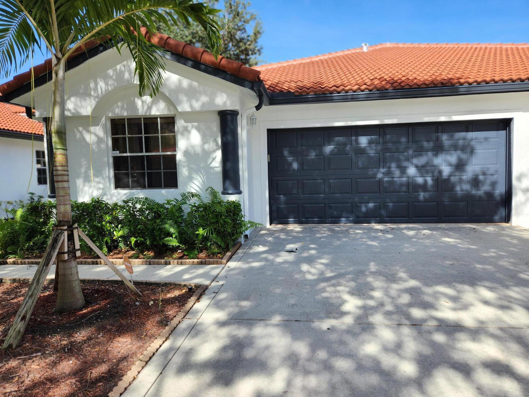 SERENE LAKEFRONT..BRIGHT 3/2 VILLA. COMMUNITY IS PAINTING EXTERIOR NOW.2 CAR GARAGE (NOT TOO MANY 2CAR IN THIS COMMUNITY!)KITCHEN UPDATED.. LAMINATE FLOORS THROUGHOUT. SPLIT BEDROOM PLAN. VAULTED CEILINGS...LIGHT AND BRIGHT..LOTS OF AMENITIES..CLUBHOUSE, COMMUNITY POOL, JACUZZI ,FITNESS CENTER, PLAYGROUND, A/C NEW..WATER HEATER 1 1/2 YEARS OLD
