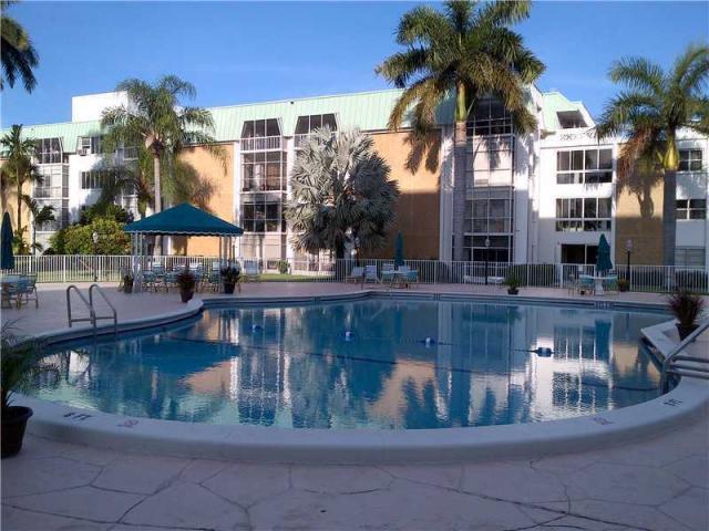 GREAT RENTAL! CORNER-END UNIT WITH SCREENED IN PORCH. PARKING SPACE DIRECTLY IN FRONT OF SCREENED IN PORCH. ENTRY THROUGH SLIDER & SCREENED IN PORCH. NO NEED TO ENTER THROUGH MAIN LOBBY OR HALLWAY. AMMENTIES RICH COMPLEX INCLUDING RESORT STYLE POOL/CLUBHOUSE, BOAT DOCK, TENNIS COURTS,ETC. LAUNDRY FACILITY ON SITE. LOTS OF NATURAL SUNLIGHT, SHORT DISTANCE FROM STORKS IN WILTON MANORS