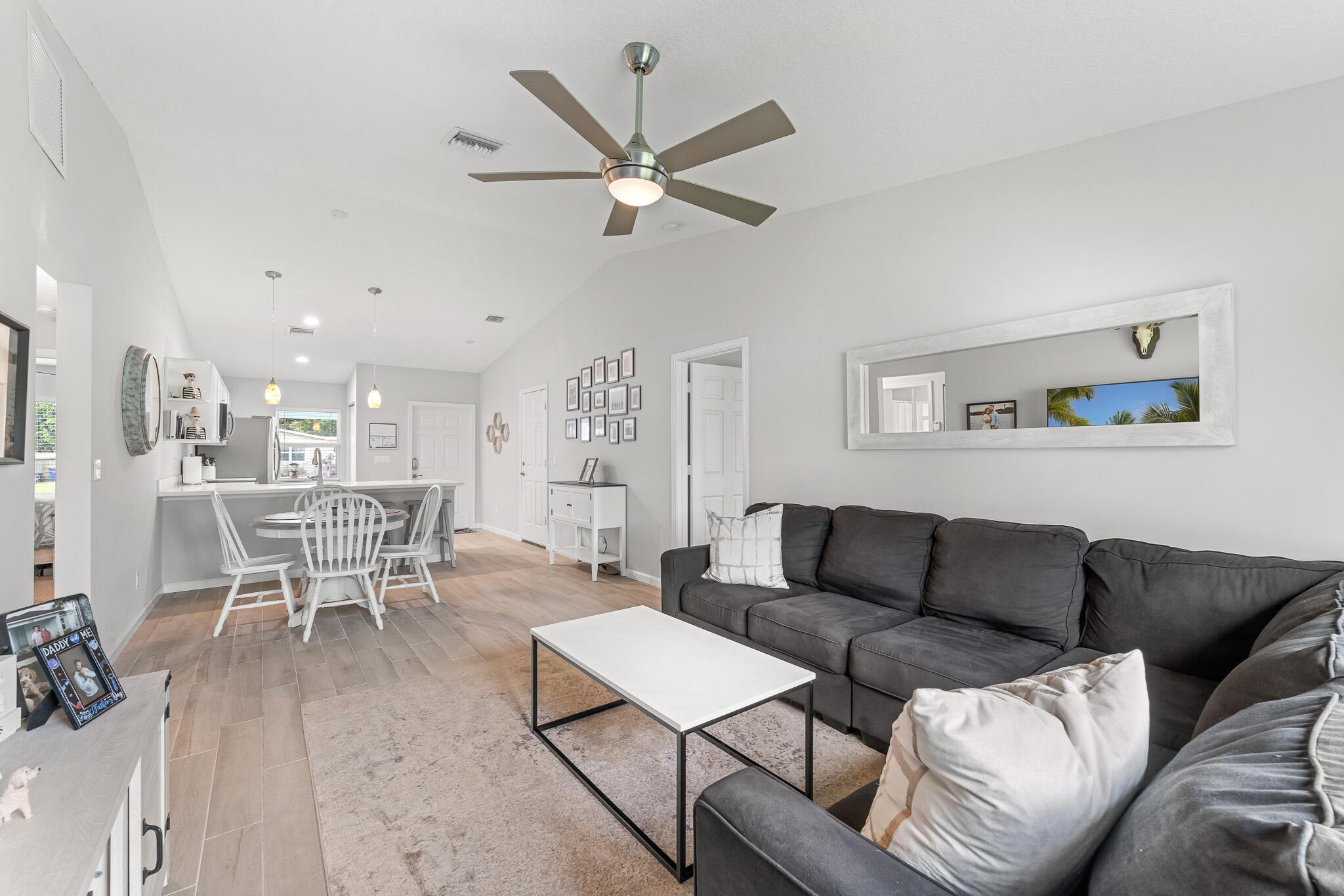 2919 SE Cypress Street, Stuart, FL, 34997/$415,000 3 2919 SE Cypress Street