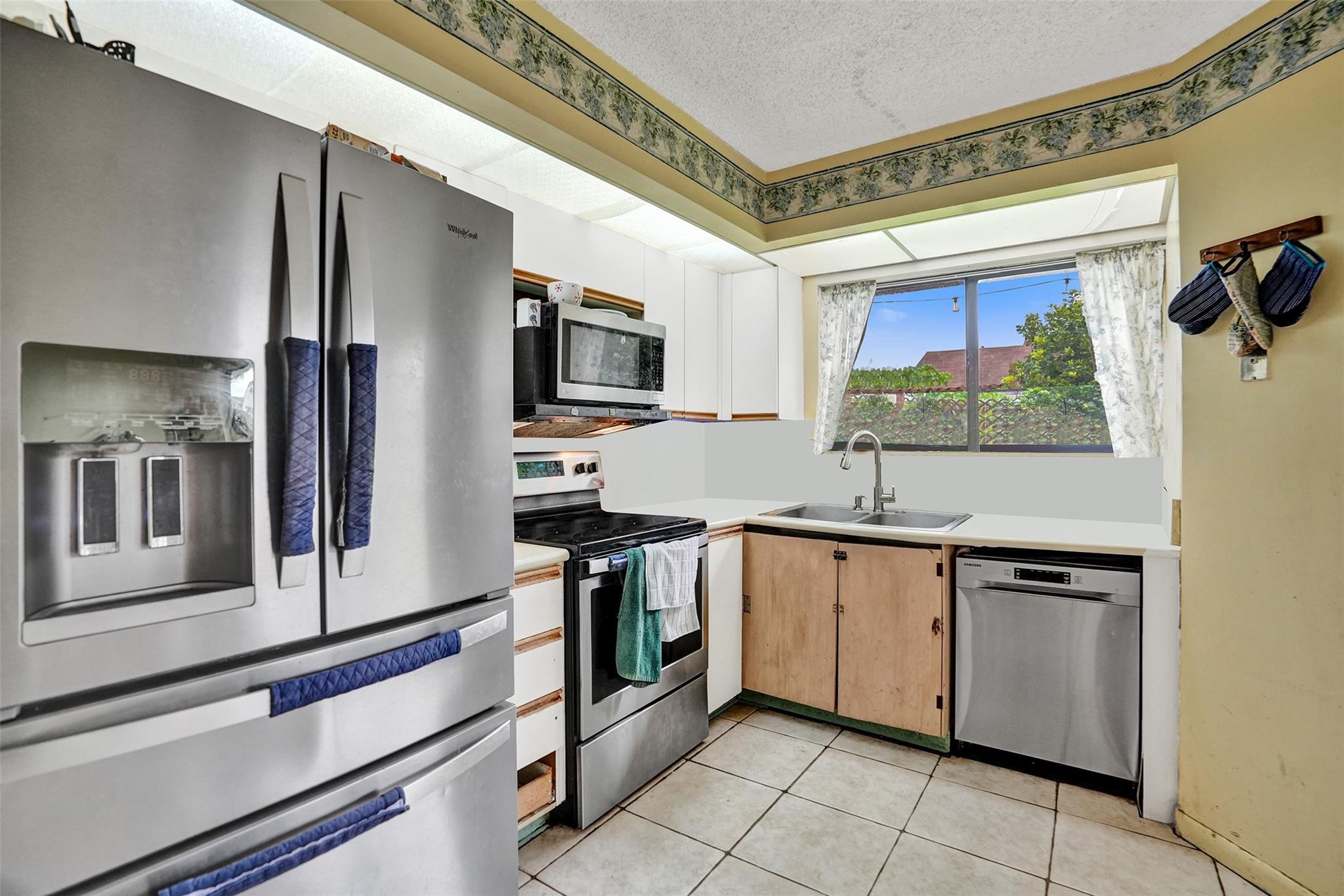 PEMBROKE LAKES SOUTH - Residential
