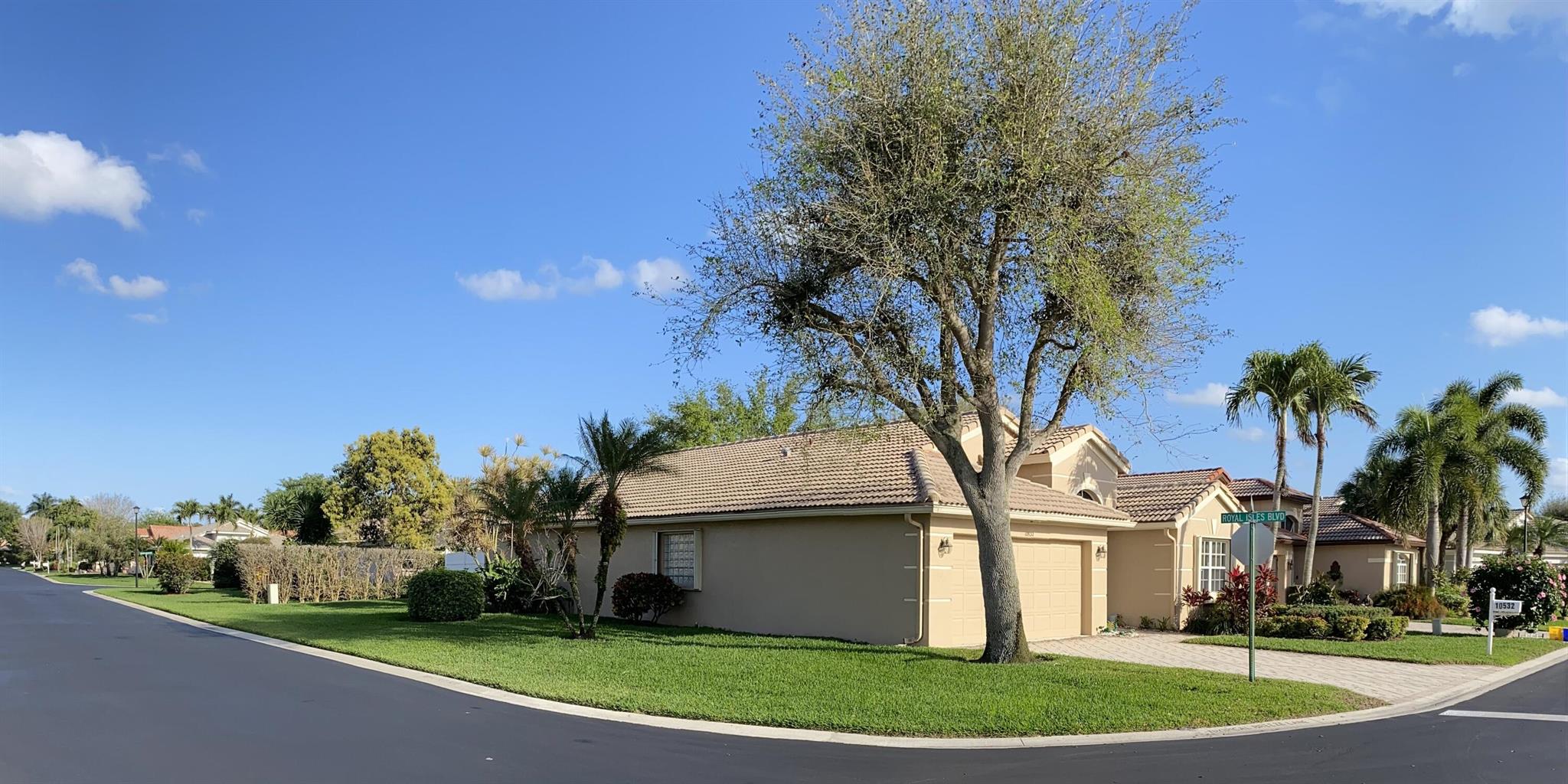 ROYAL LAKES - Residential