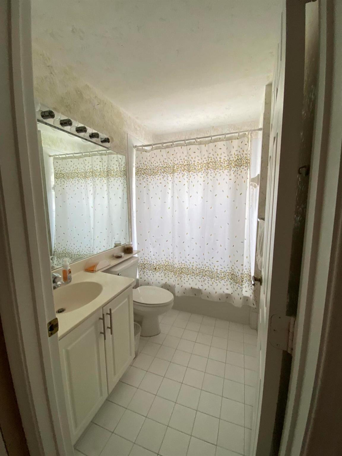 ROYAL LAKES - Residential