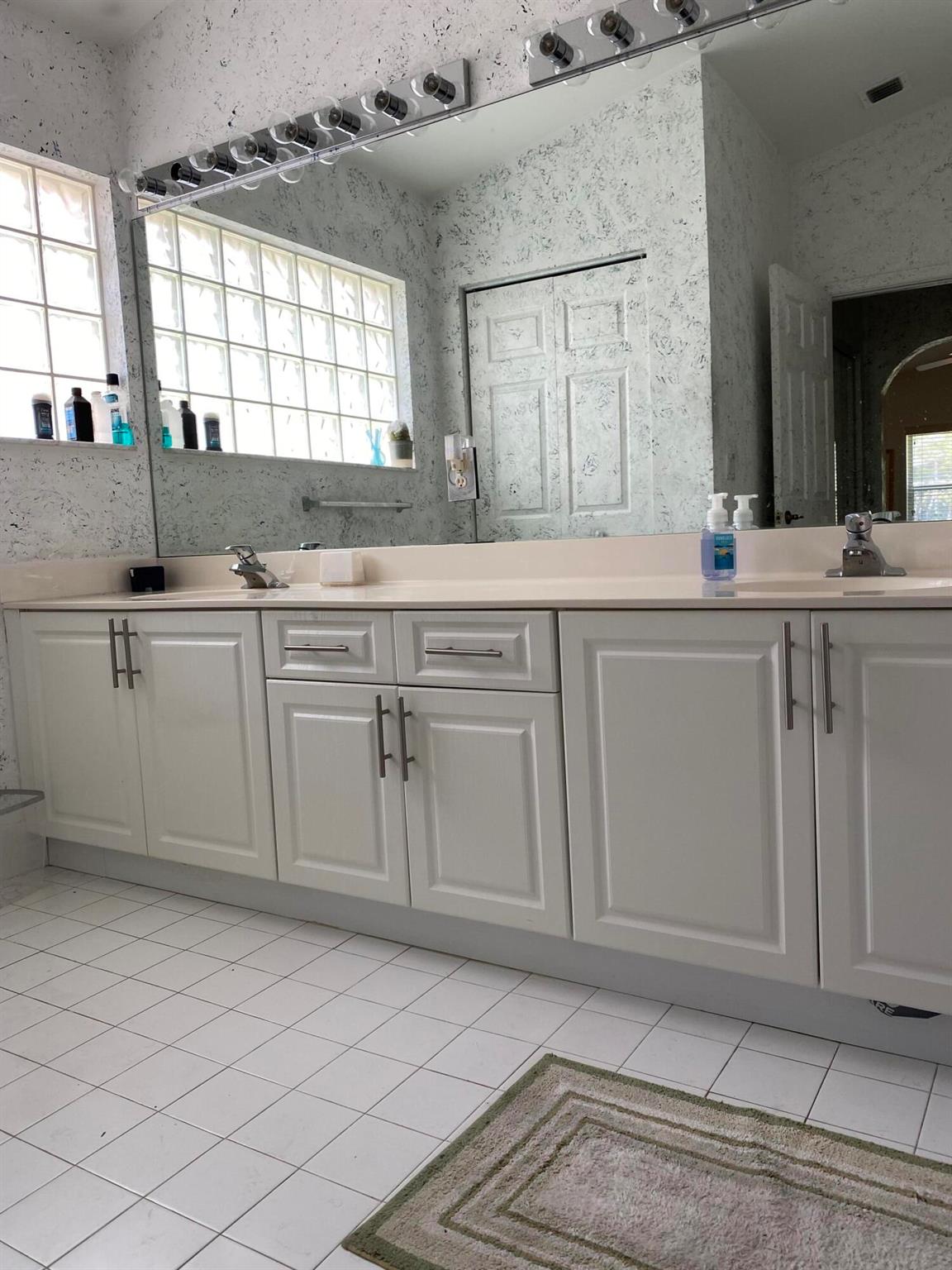 ROYAL LAKES - Residential