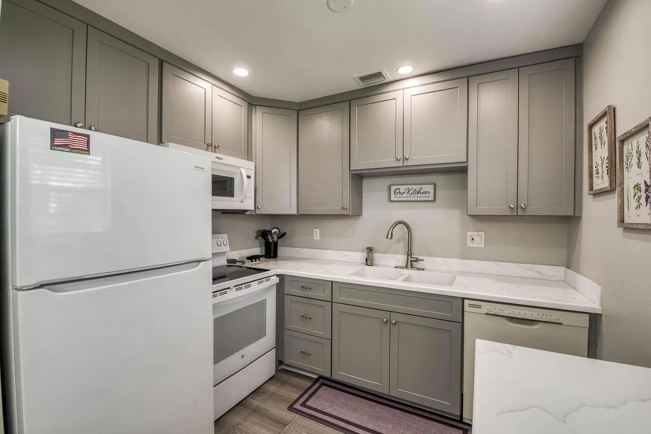 CEDAR POINTE CONDO - Residential Lease