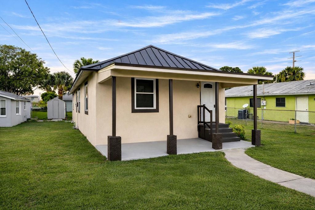 Photo of 712 SE Bayou Avenue, Stuart, FL 34994 (MLS # R11168799)