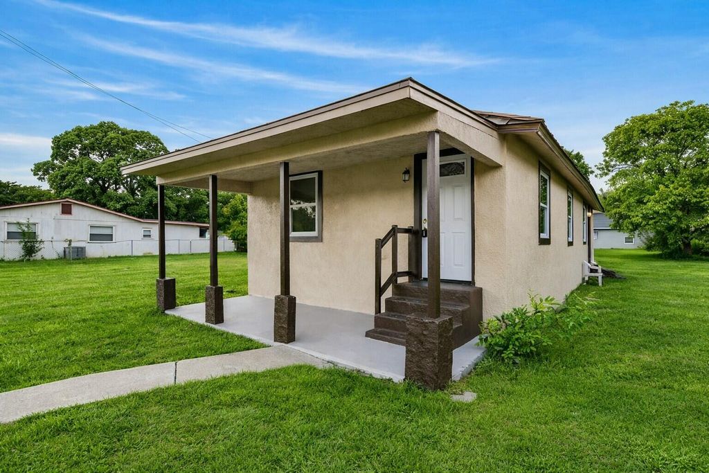 Photo of 712 SE Bayou Avenue, Stuart, FL 34994 (MLS # R11168799)