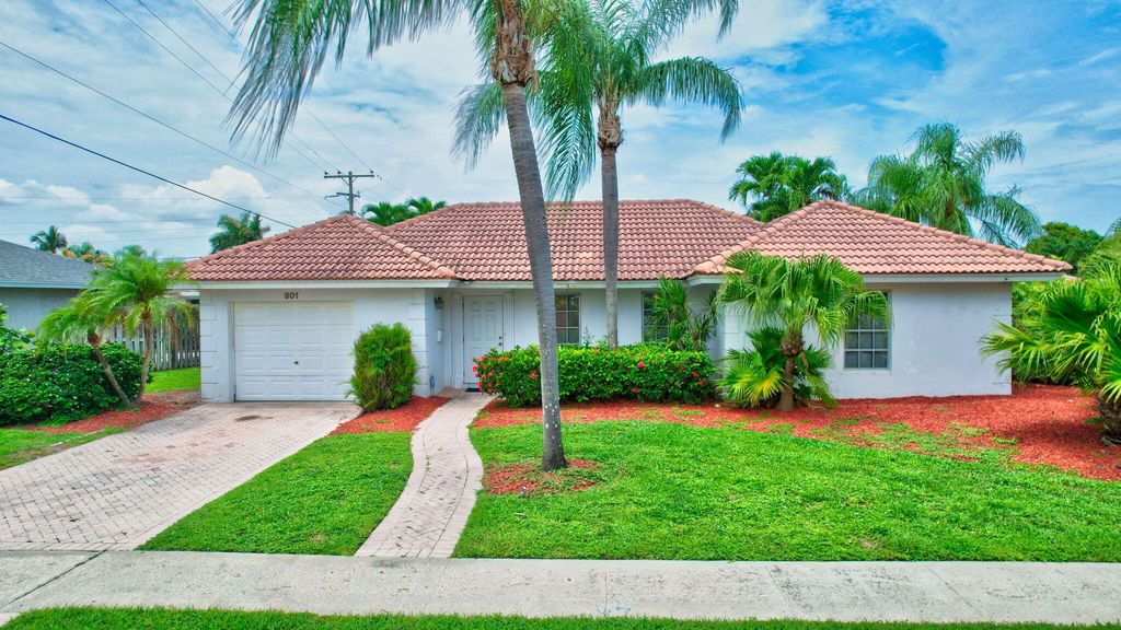 Photo of 901 SW 4th Street, Boca Raton, FL 33486 (MLS # R11008450)