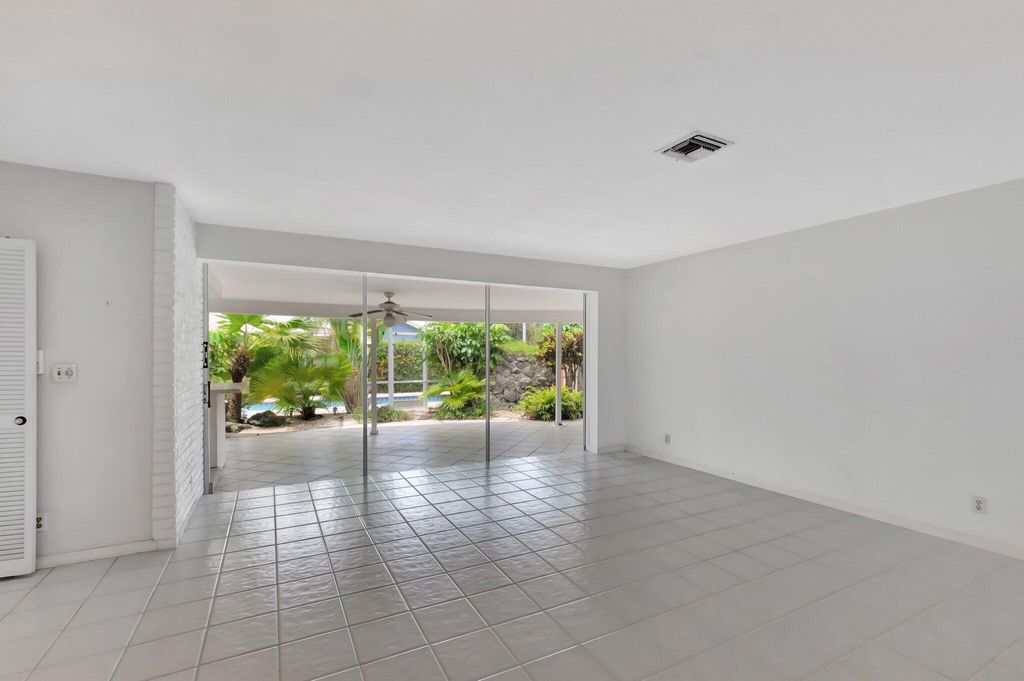 Photo of 901 SW 4th Street, Boca Raton, FL 33486 (MLS # R11008450)