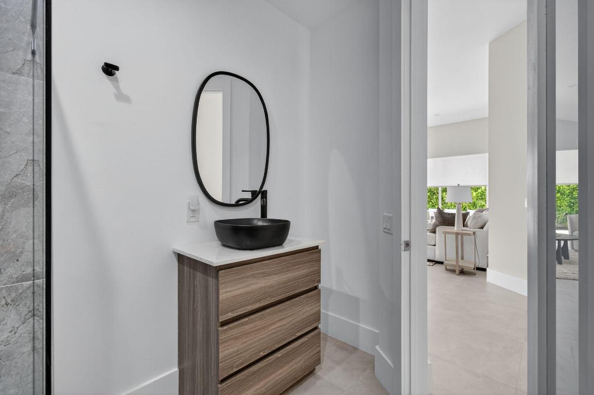 LAUREL POINTE - Residential