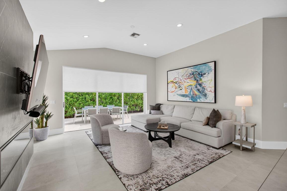 LAUREL POINTE - Residential