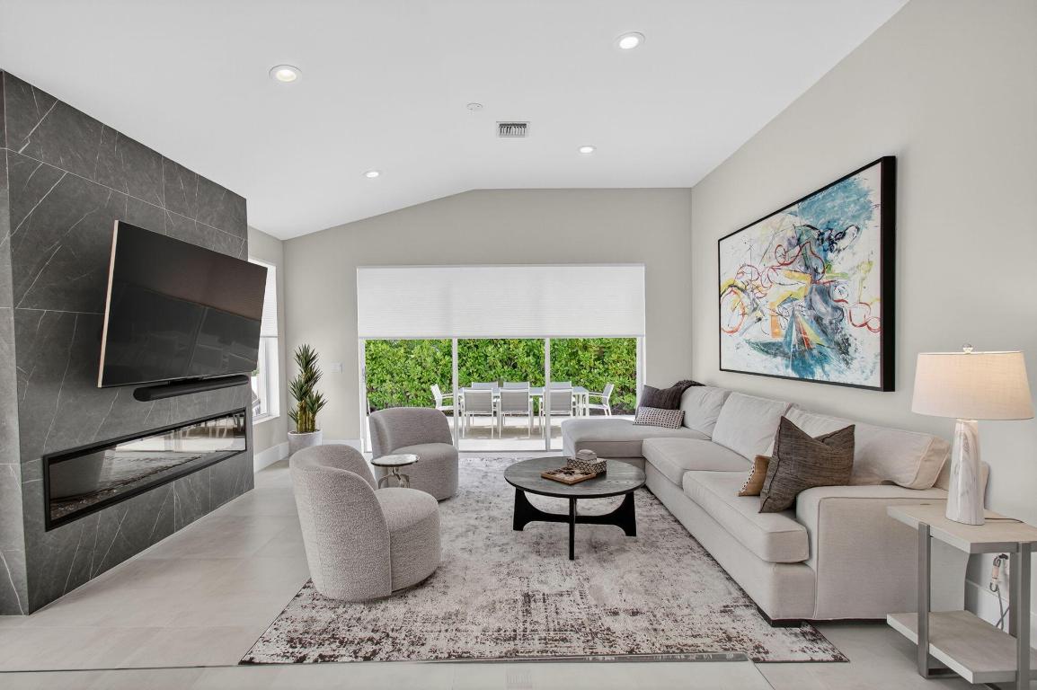 LAUREL POINTE - Residential