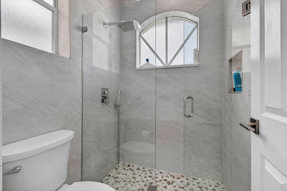 LAUREL POINTE - Residential