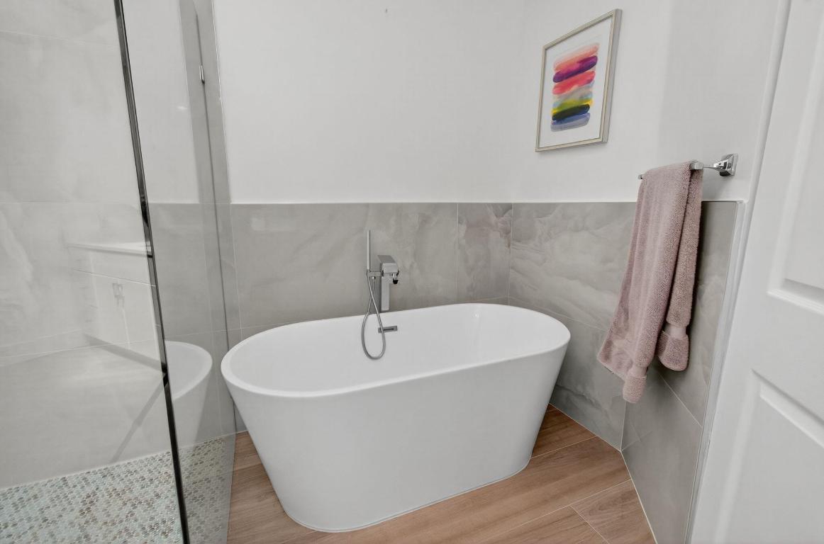 LAUREL POINTE - Residential