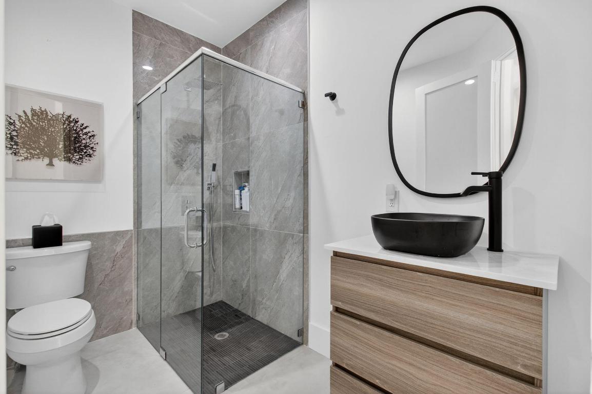 LAUREL POINTE - Residential