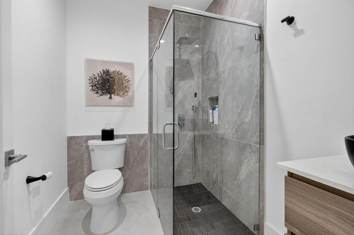 LAUREL POINTE - Residential