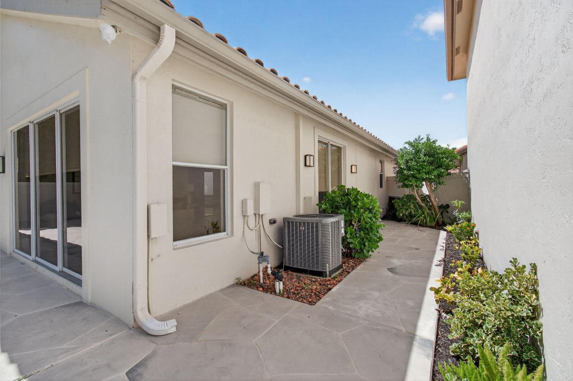 LAUREL POINTE - Residential