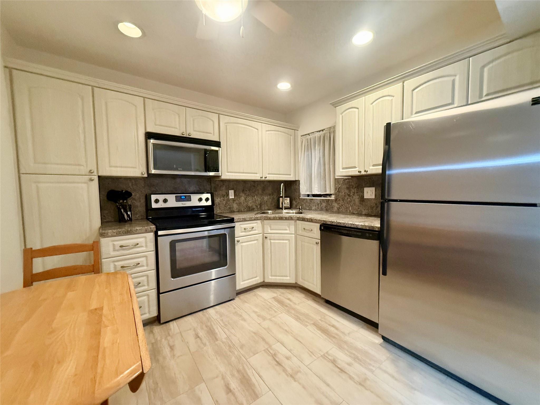3993 Carambola Cir N 2998