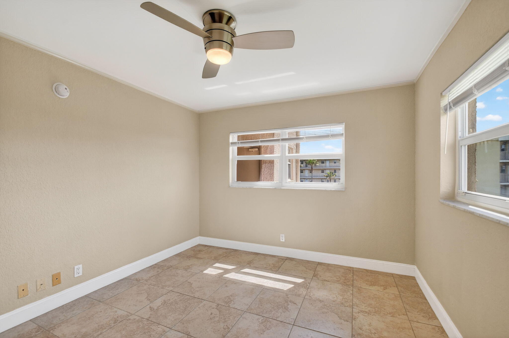 VILLAGE ROYALE ON THE GREEN CONDO - Residential