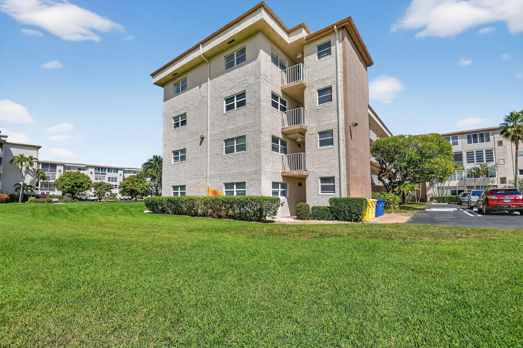 VILLAGE ROYALE ON THE GREEN CONDO - Residential