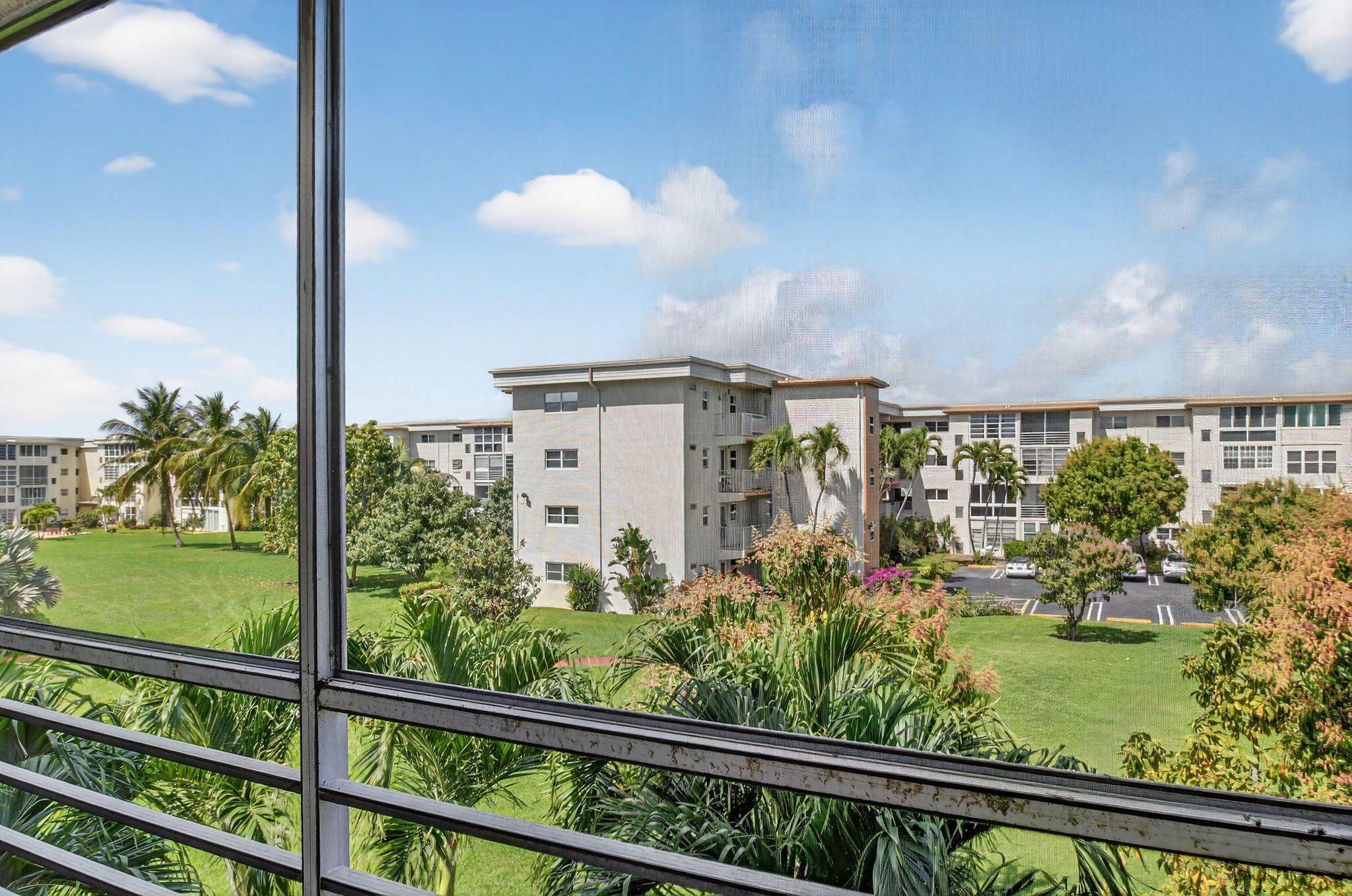 VILLAGE ROYALE ON THE GREEN CONDO - Residential