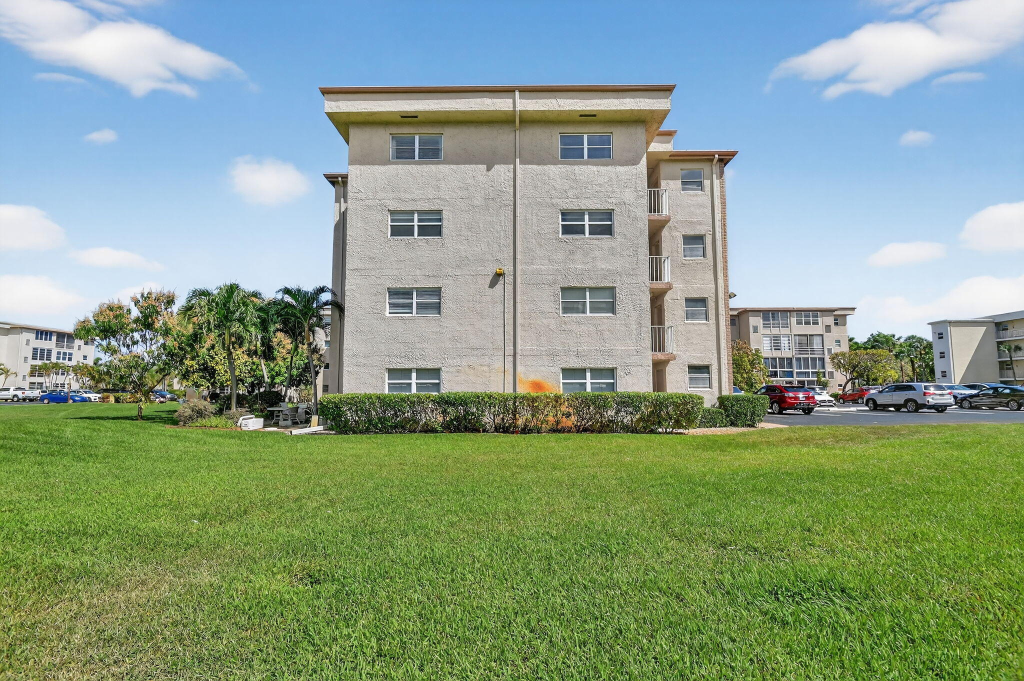 VILLAGE ROYALE ON THE GREEN CONDO - Residential