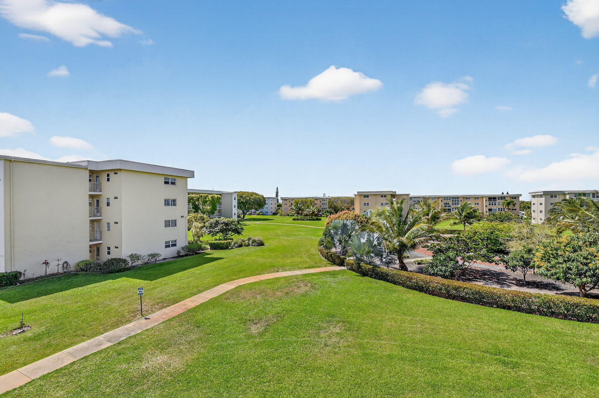 VILLAGE ROYALE ON THE GREEN CONDO - Residential