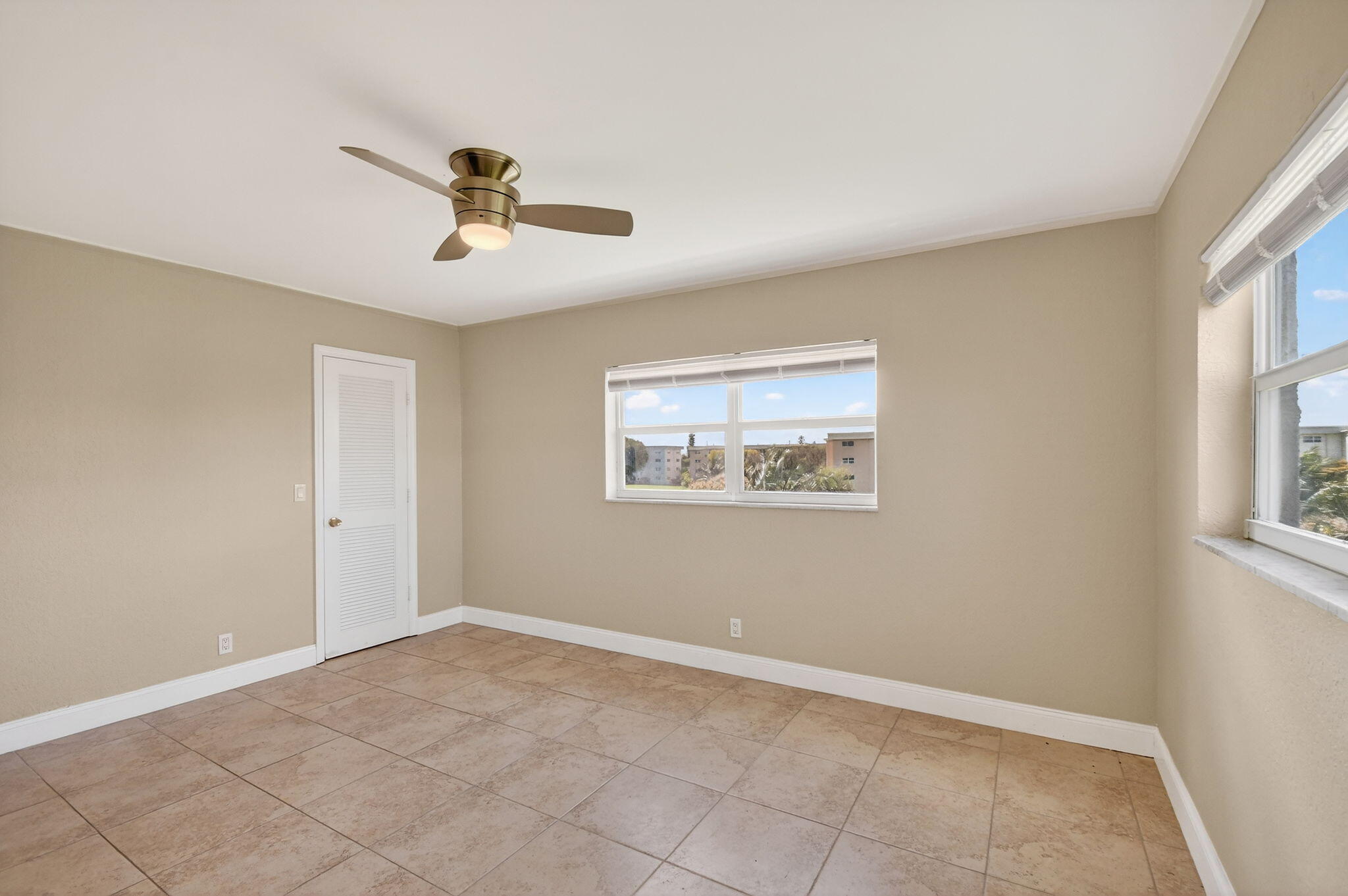 VILLAGE ROYALE ON THE GREEN CONDO - Residential