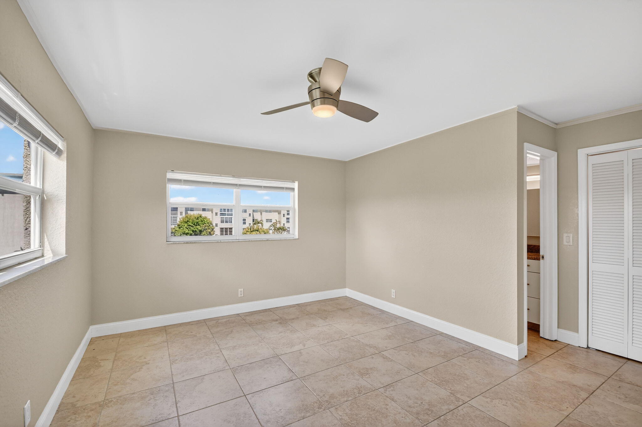 VILLAGE ROYALE ON THE GREEN CONDO - Residential