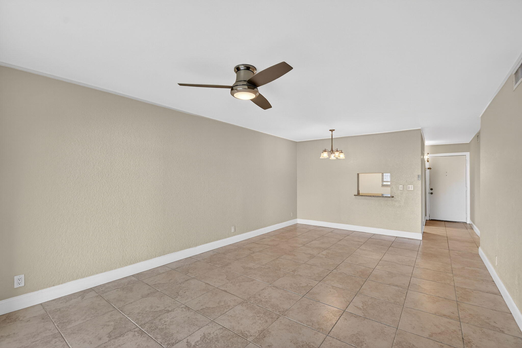 VILLAGE ROYALE ON THE GREEN CONDO - Residential