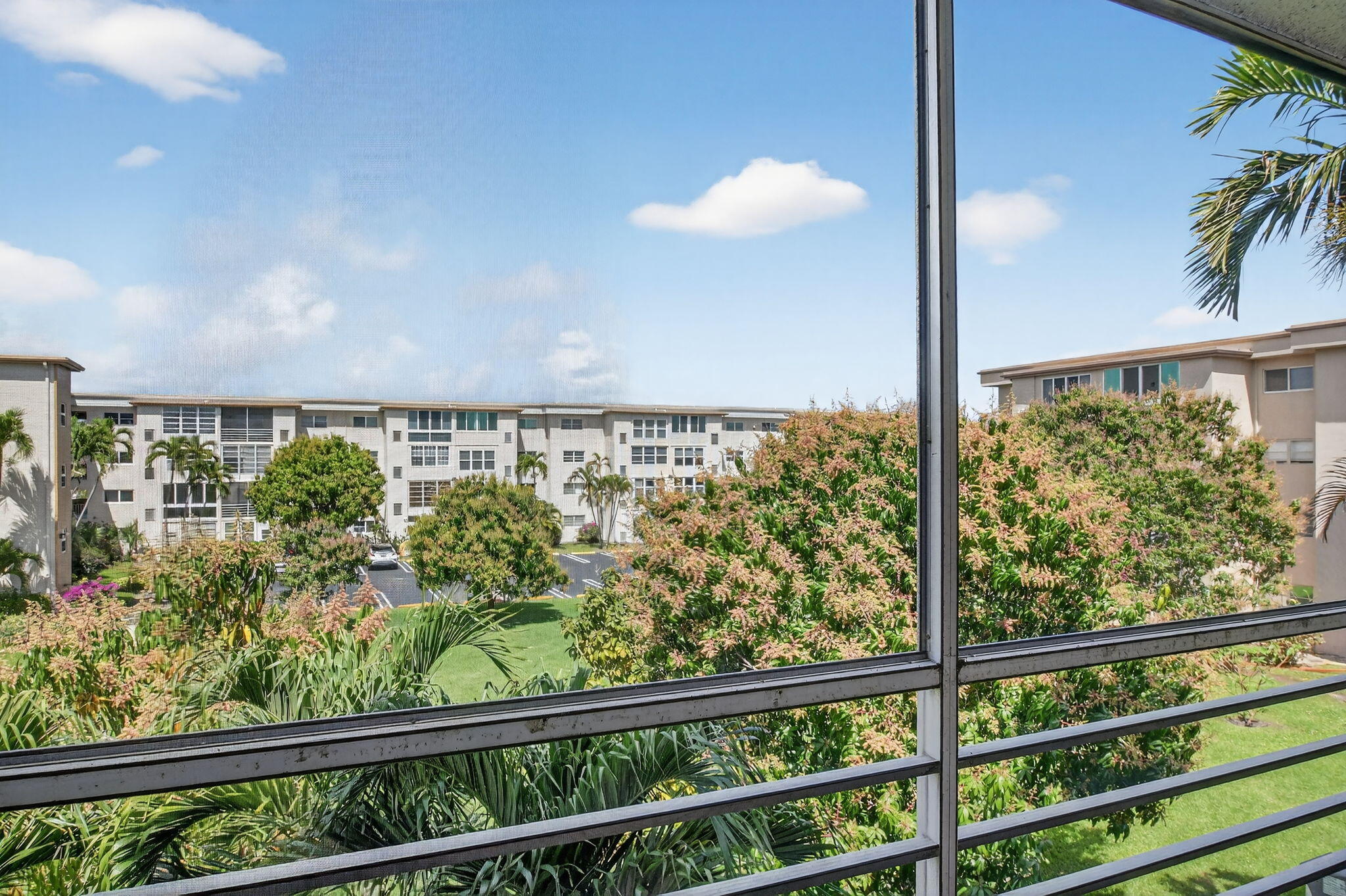 VILLAGE ROYALE ON THE GREEN CONDO - Residential