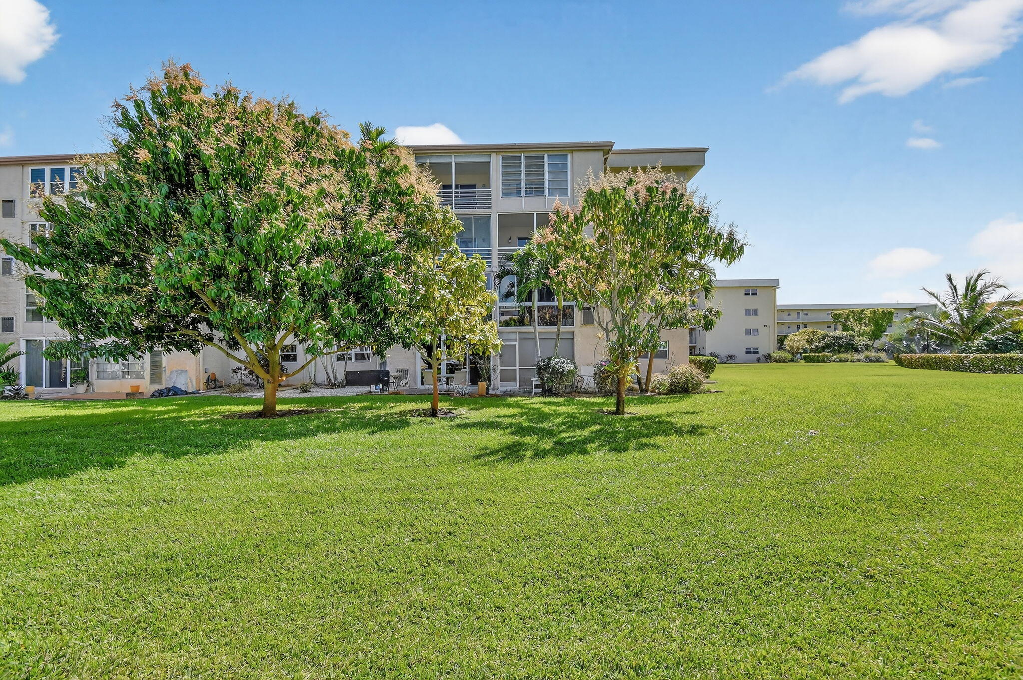 VILLAGE ROYALE ON THE GREEN CONDO - Residential