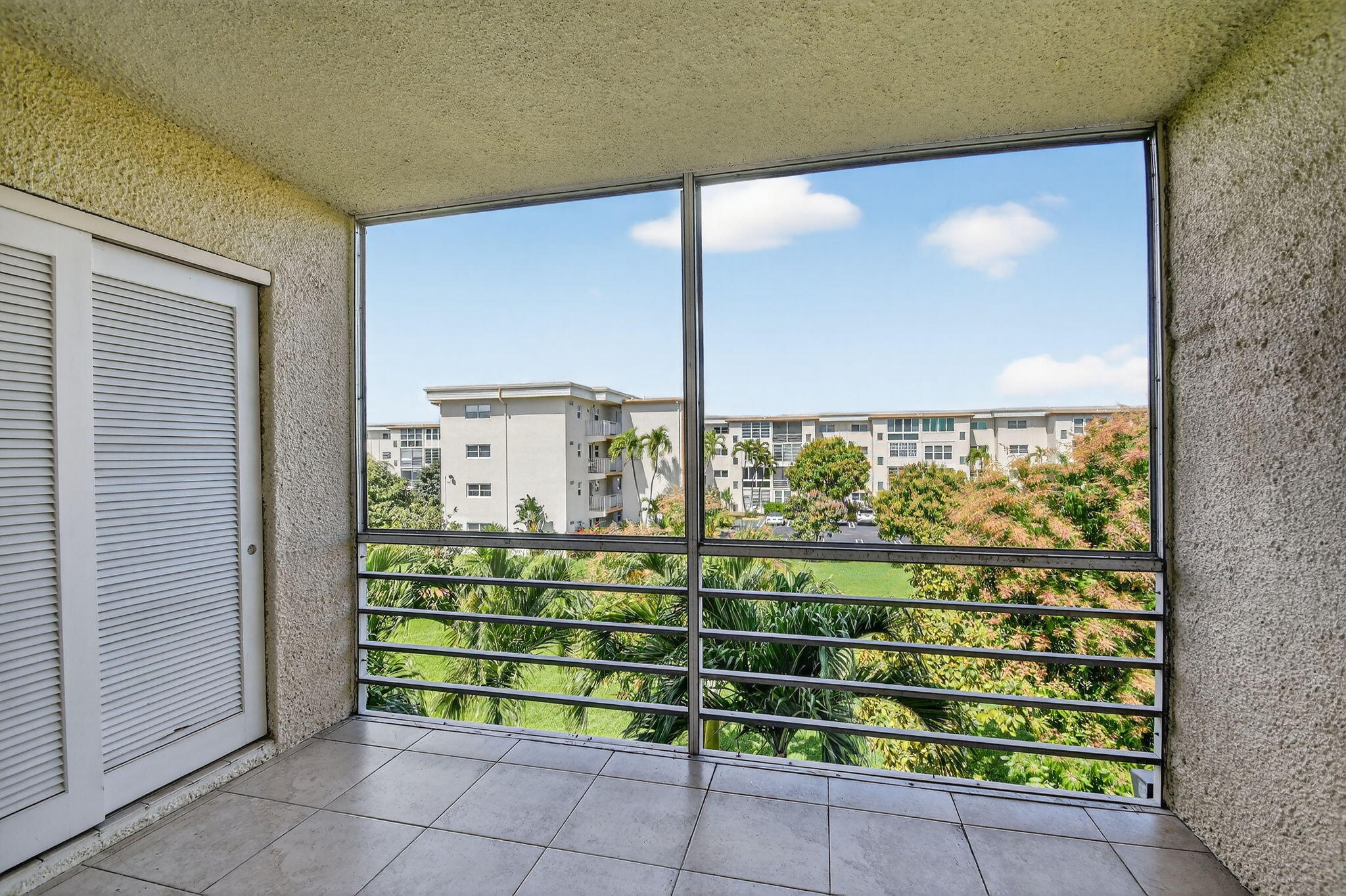 VILLAGE ROYALE ON THE GREEN CONDO - Residential