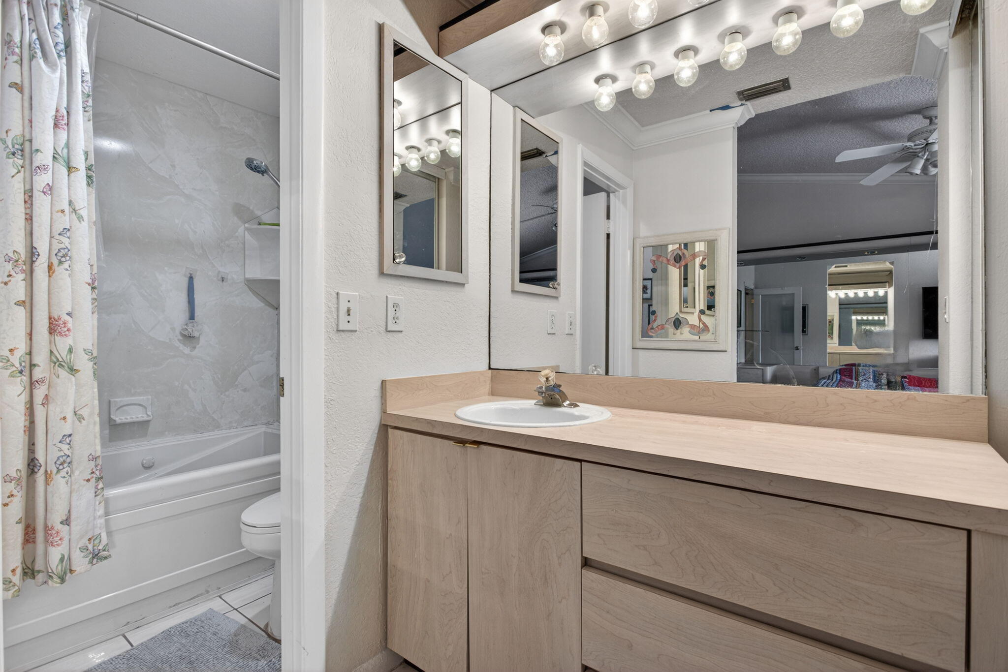 GOLDEN RAINTREE IV-B CONDO - Residential