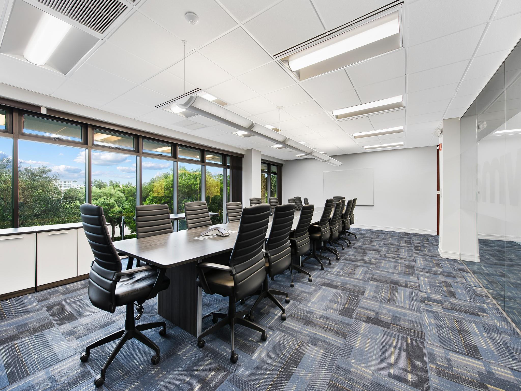 Located on SE 17th Street Causeway, this property offers a unique mix of office and ground-floor retail leasing opportunities in the heart of Fort Lauderdale’s banking district. Minutes from A1A, I-95, and I-595, it provides easy access to key transportation routes. Close to FLL Beach, Downtown, and Las Olas, the site enjoys high foot and vehicle traffic.
Ideal for businesses targeting local and international markets, it features flexible office spaces and versatile retail options—perfect for dry retail, fitness, restaurants, or a bank with potential drive-thru. Expansive windows bring in natural light, while onsite parking and elevator access add convenience. This high-visibility location blends accessibility and modern design, making it ideal for offices or retail headquarters.