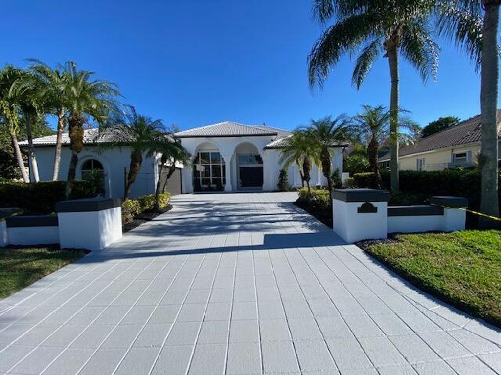 Photo of 10 Windward Isle, Palm Beach Gardens, FL 33418 (MLS # R10767200)