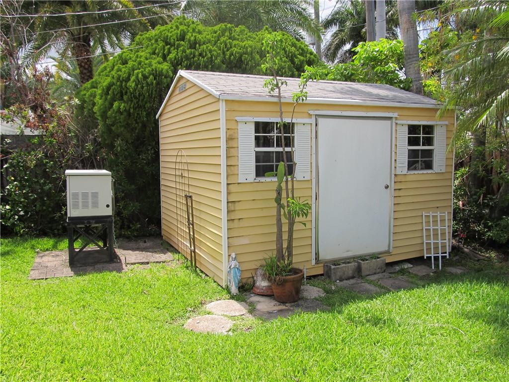 HOLLYWOOD LAKES SEC - Residential