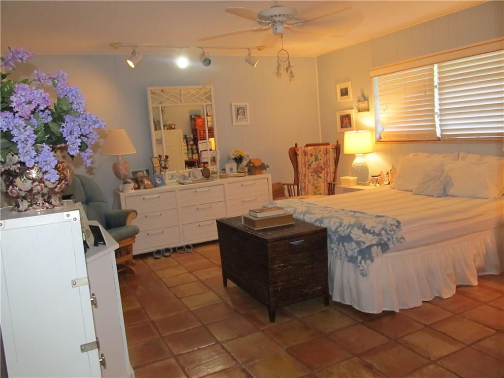 HOLLYWOOD LAKES SEC - Residential
