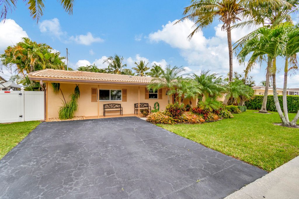 Photo of 11 Forest Hills Lane, Boca Raton, FL 33431 (MLS # R10976456)
