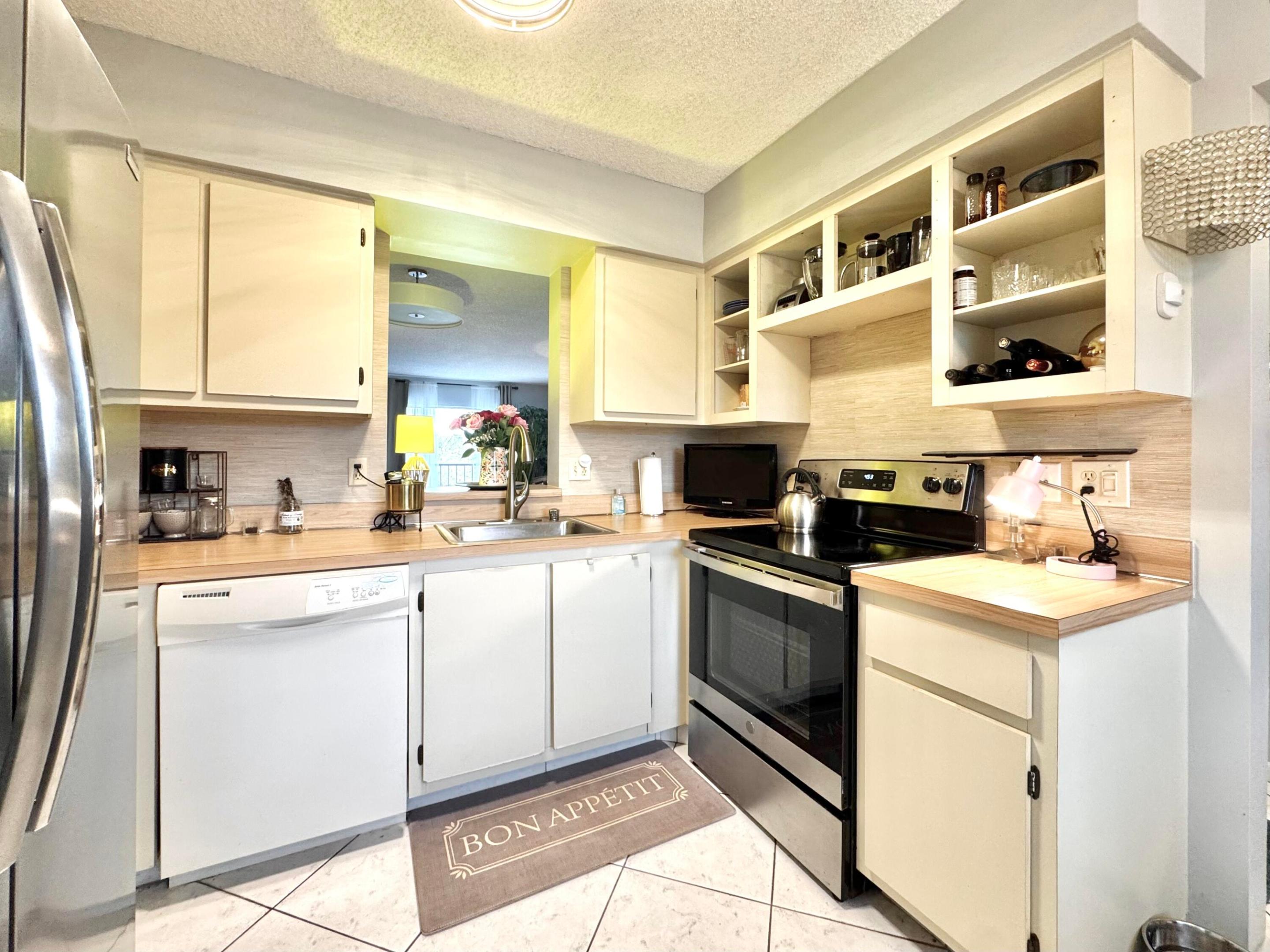 HUNTINGTON LAKES SEC TWO CONDOS - Residential