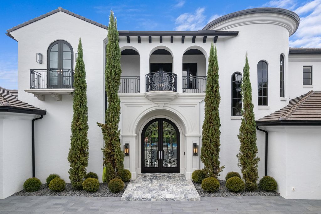 Photo of 111 Via Palacio, Palm Beach Gardens, FL 33418 (MLS # R11131411)
