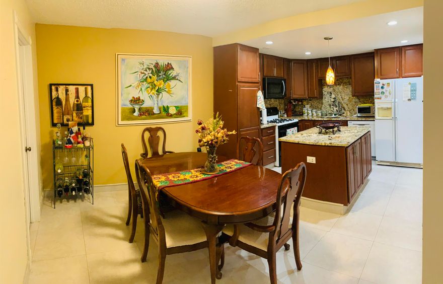 Beautiful townhouse , great location near shops ,I95 and downtown .