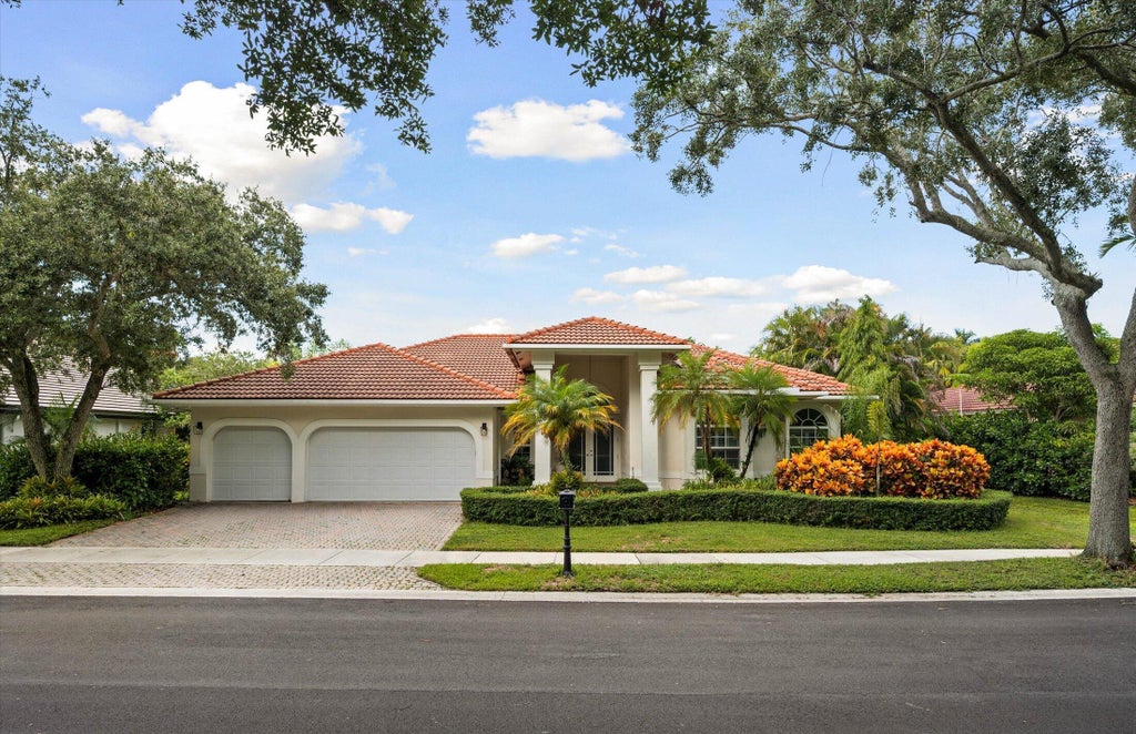 Photo of 2647 EDGEWATER Drive, Weston, FL 33332 (MLS # B26076030)