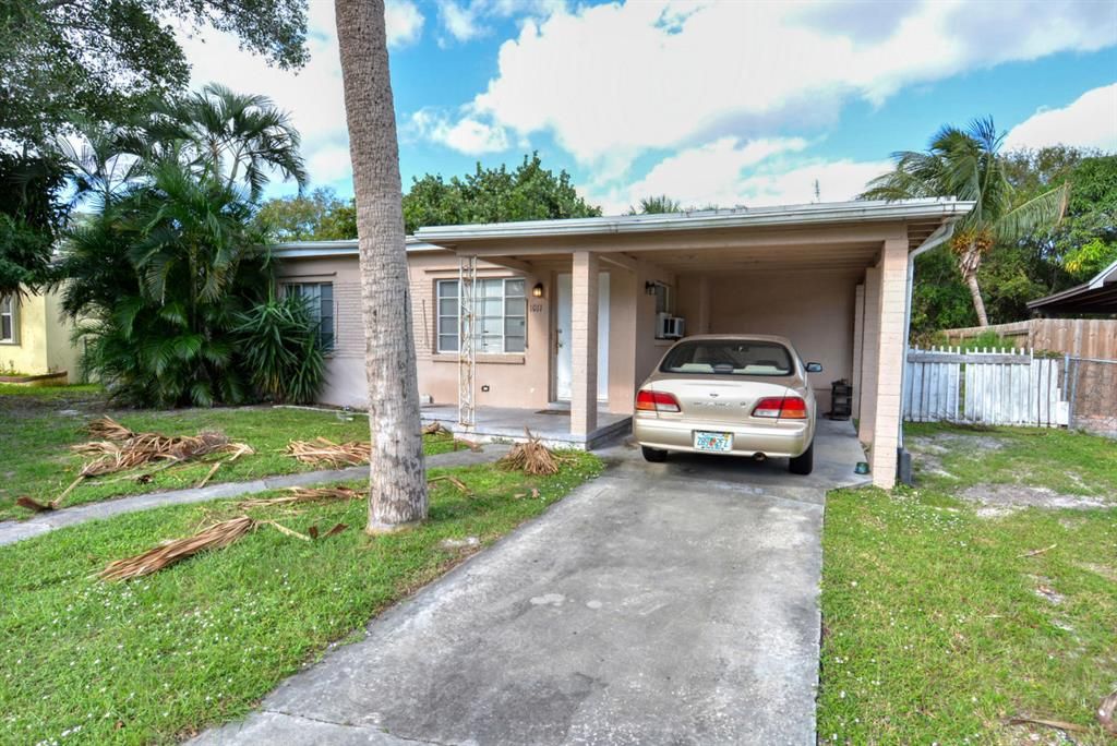 Photo of 1011 Mayflower Road, Fort Pierce, FL 34950 (MLS # R10673933)