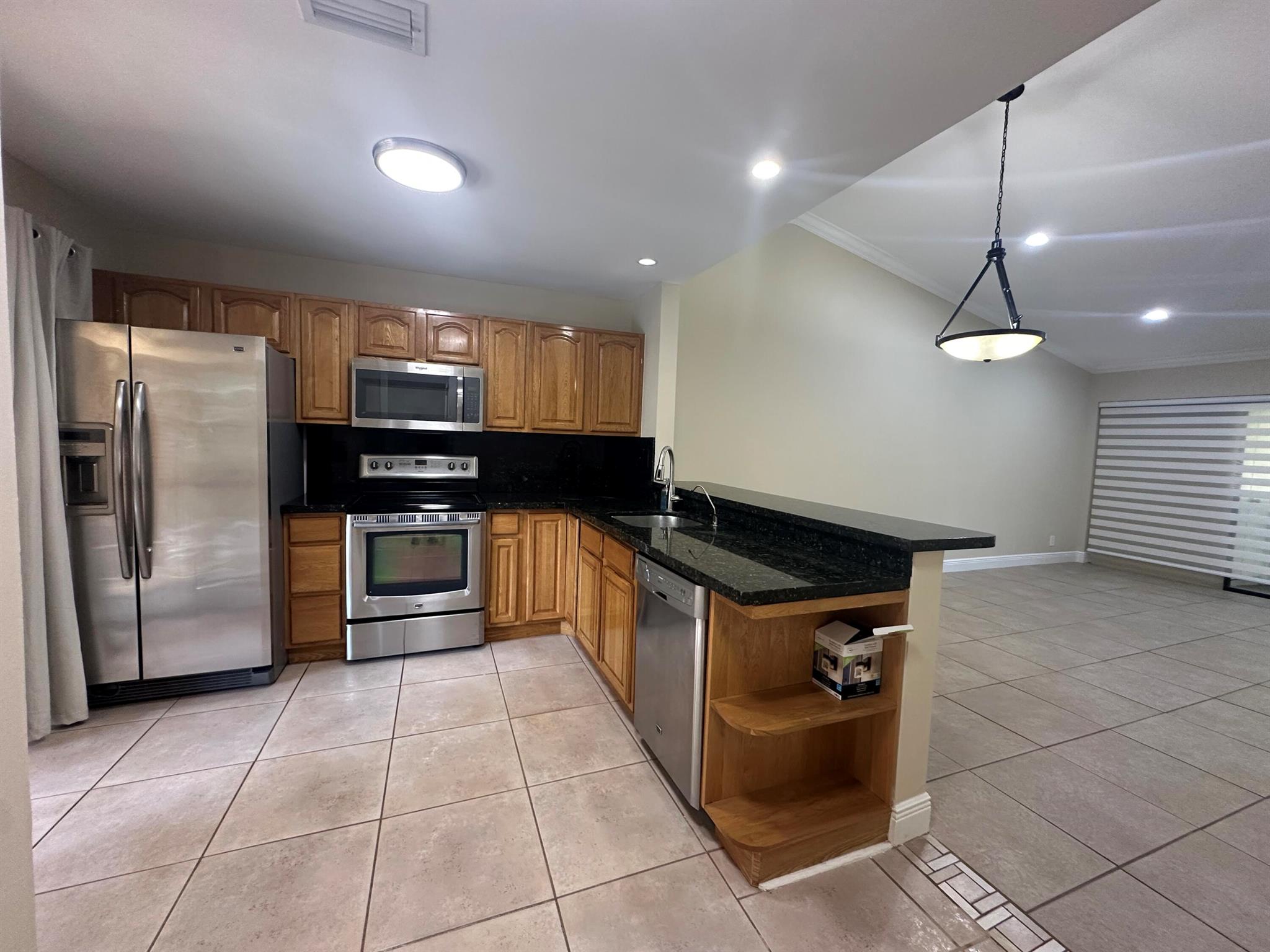 3939 NE 5th Avenue A206