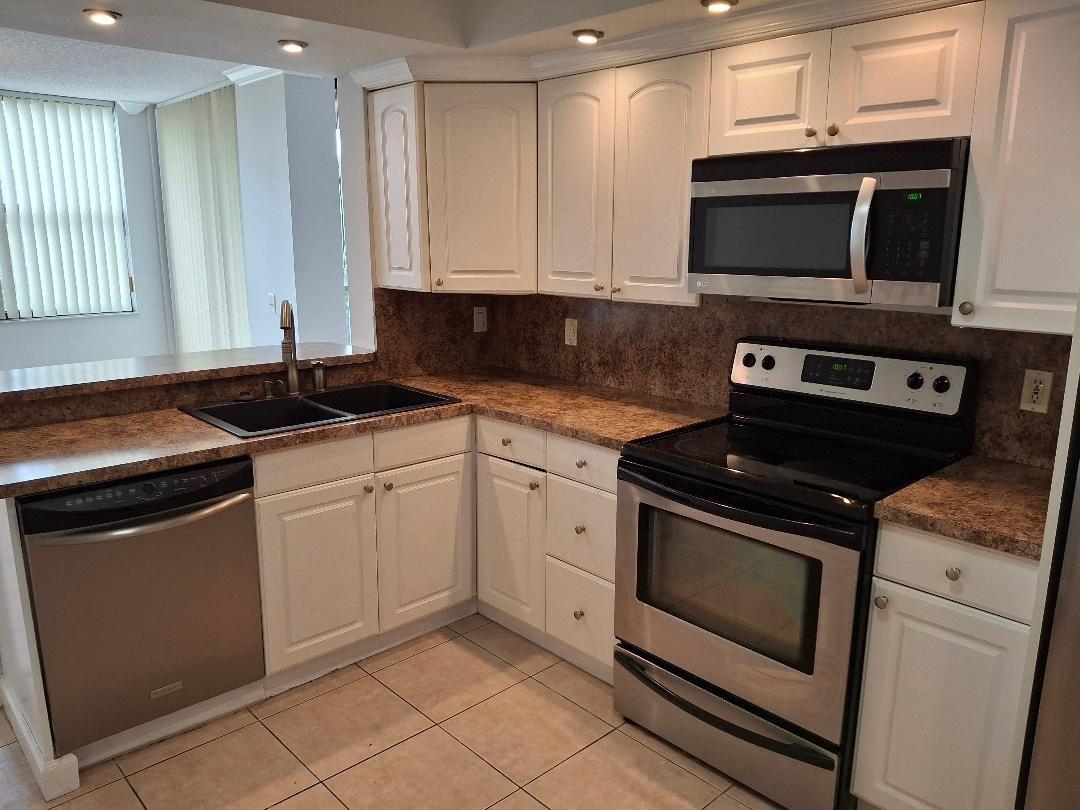 Lake Emerald Condo - Residential Lease