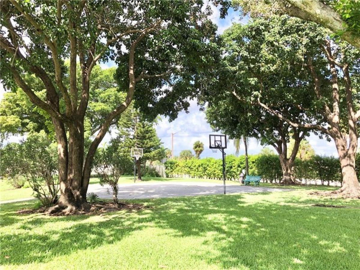 Lake Emerald Condo - Residential Lease