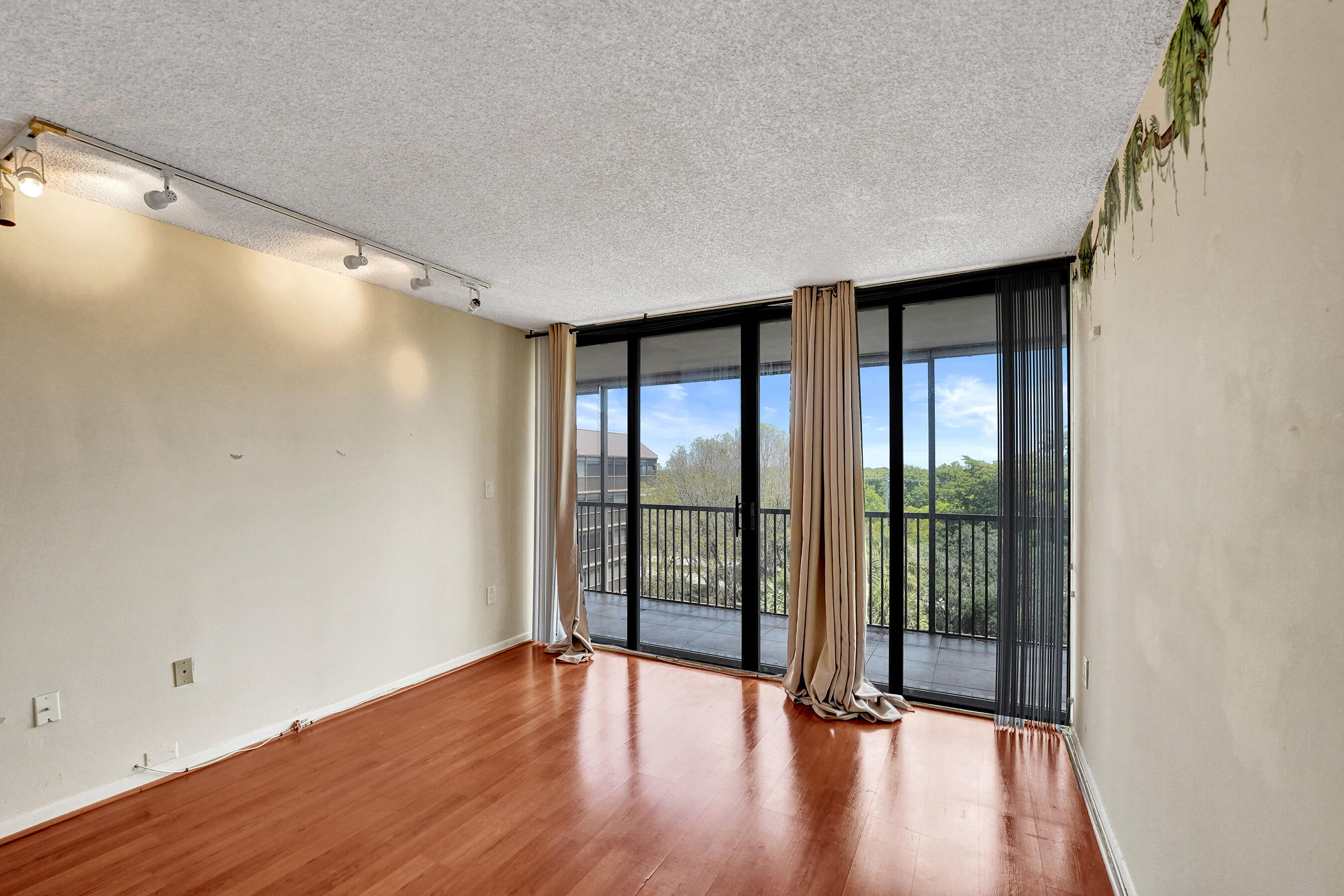 GRANDVIEW AT EMERALD HILLS CONDO - Residential